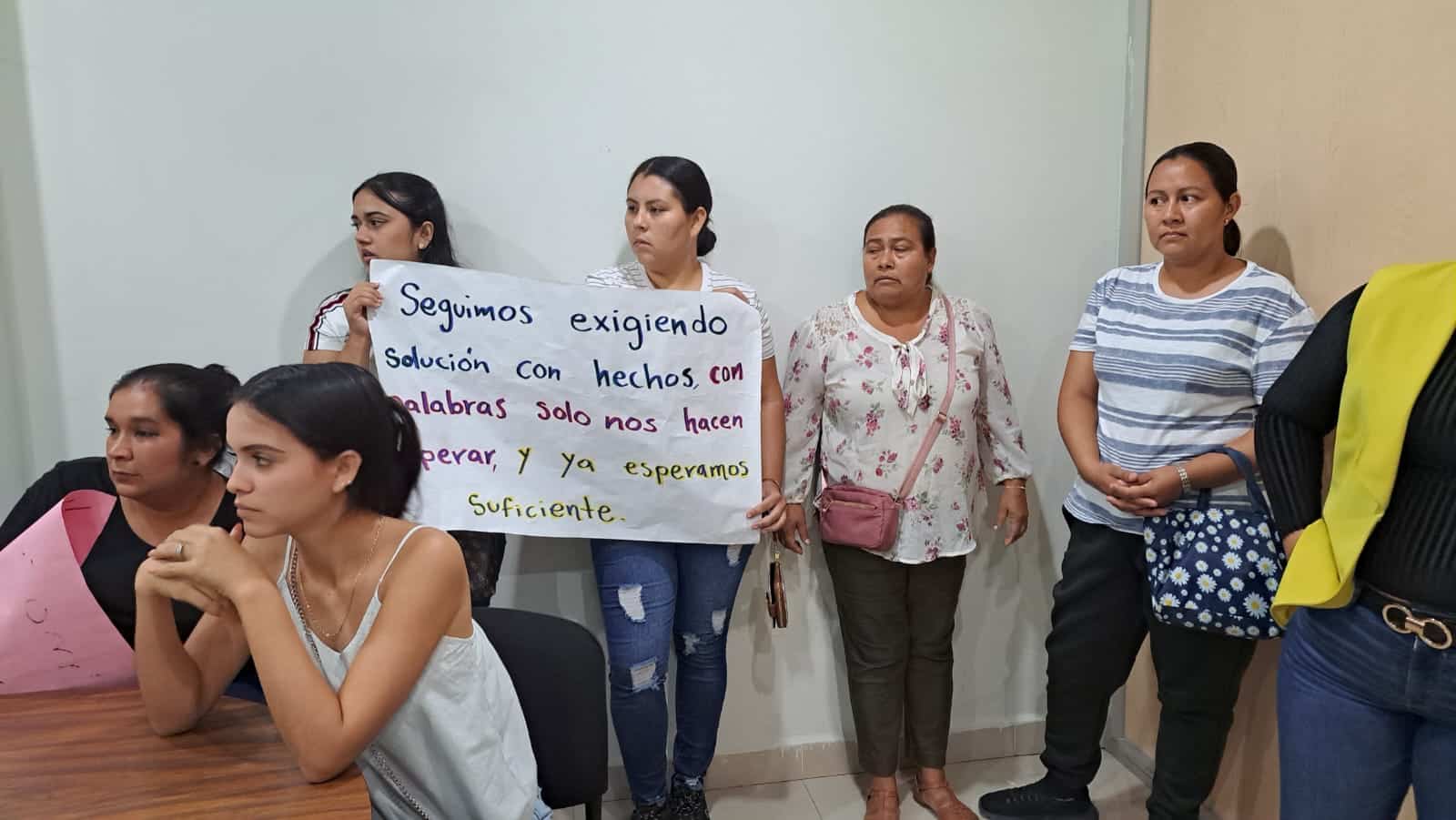 Madres de familia de kínder de El Quelite exigen nuevo conserje en el plantel.