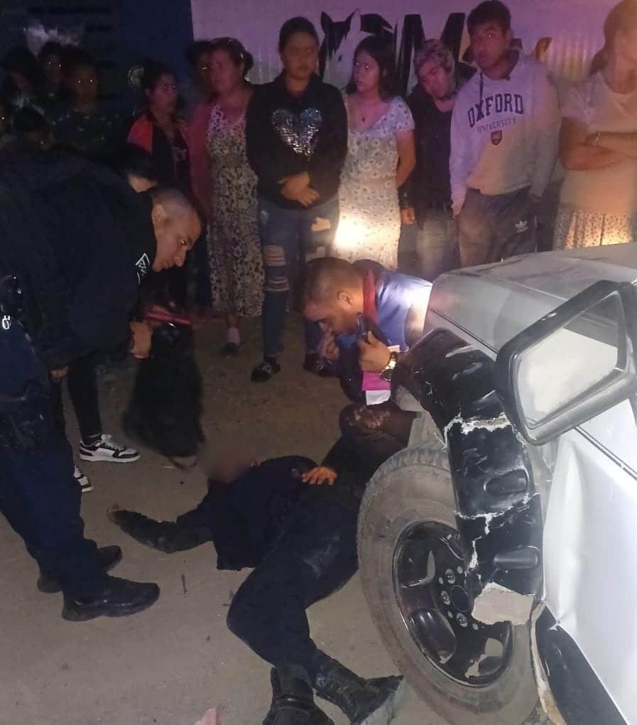 Mujer tirada en el pavimento tras un accidente en Guasave