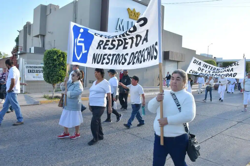 Centros de Atención Múltiple marchan por los derechos de las personas con discapacidad