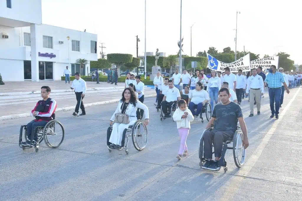 Centros de Atención Múltiple marchan por los derechos de las personas con discapacidad