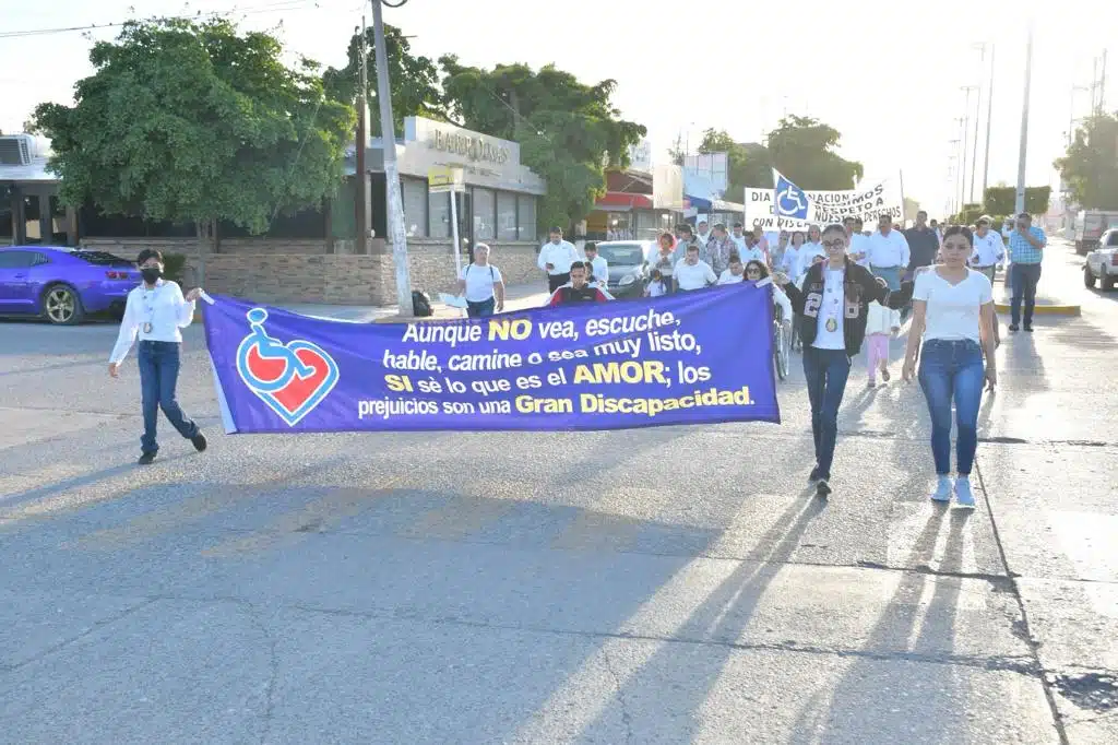 Centros de Atención Múltiple marchan por los derechos de las personas con discapacidad