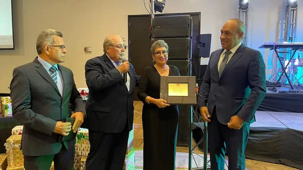 Mariana Trujillo Maldonado expresidenta de CMIC Mazatlán recibe reconocimiento