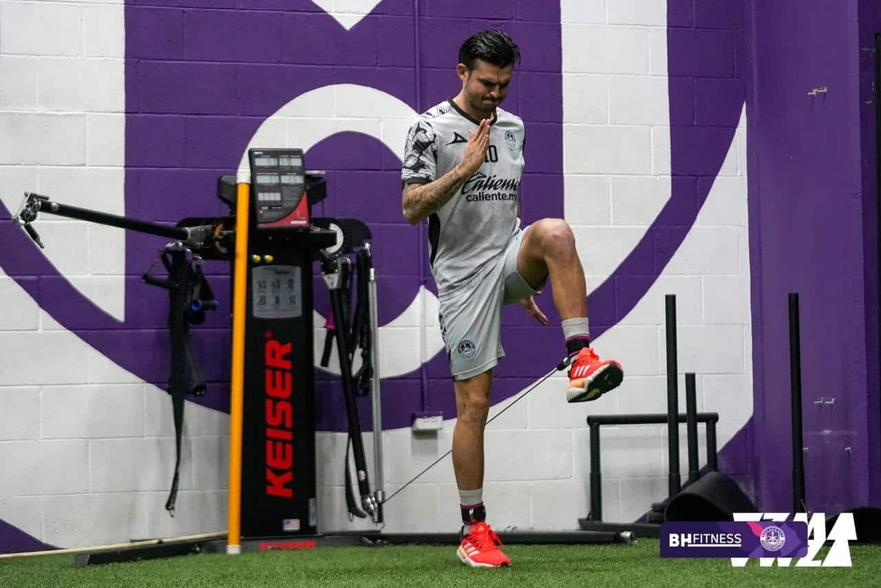Jugador del equipo Mazatlán FC entrenando