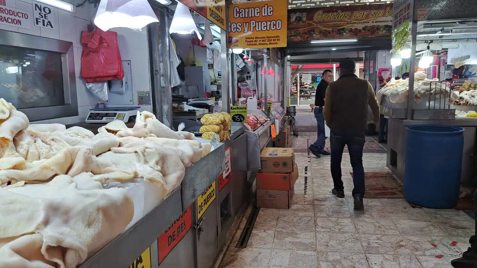 Cuero y grano para menudo en el Mercado Gustavo Garmendia en Culiacán