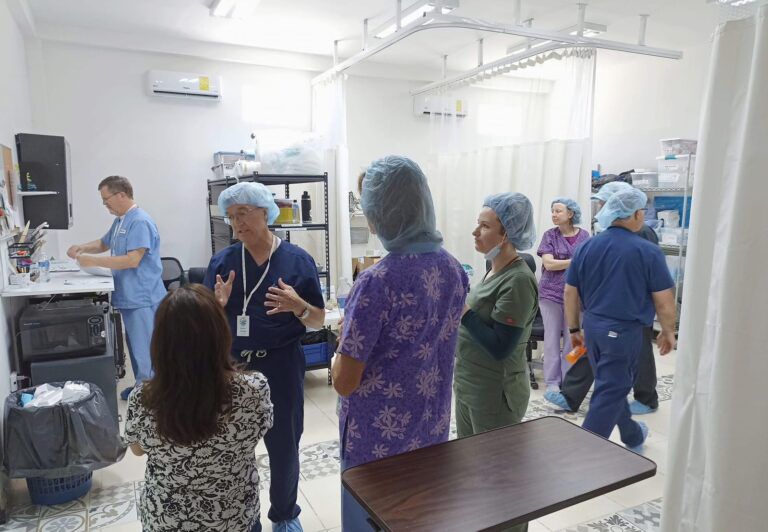 Médicos en sala de urgencia