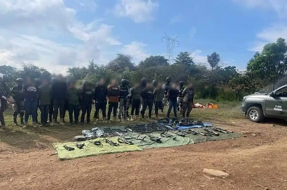 Militares con detenidos en Michoacán
