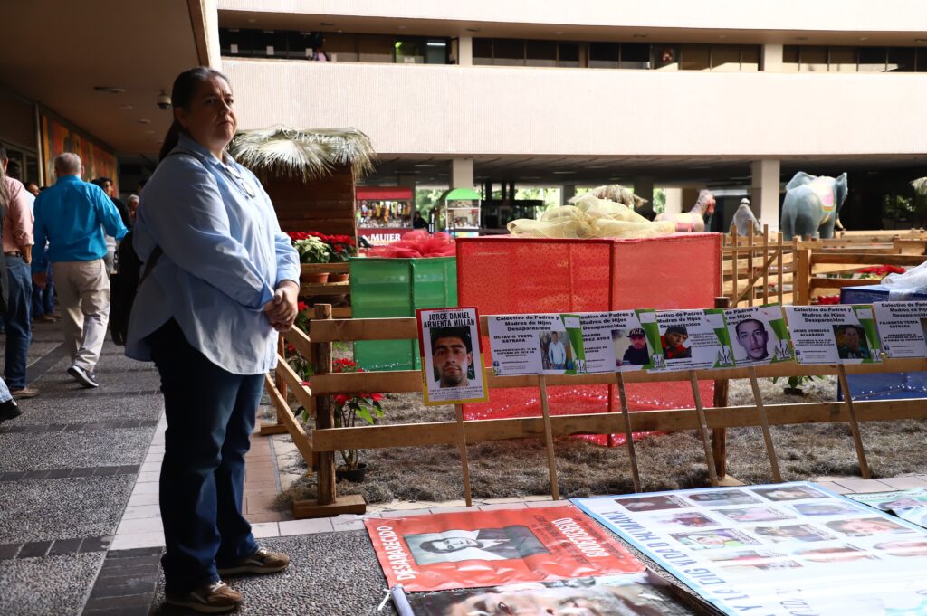 Manifestación de colectivos de desaparecidos en el Palacio de Gobierno