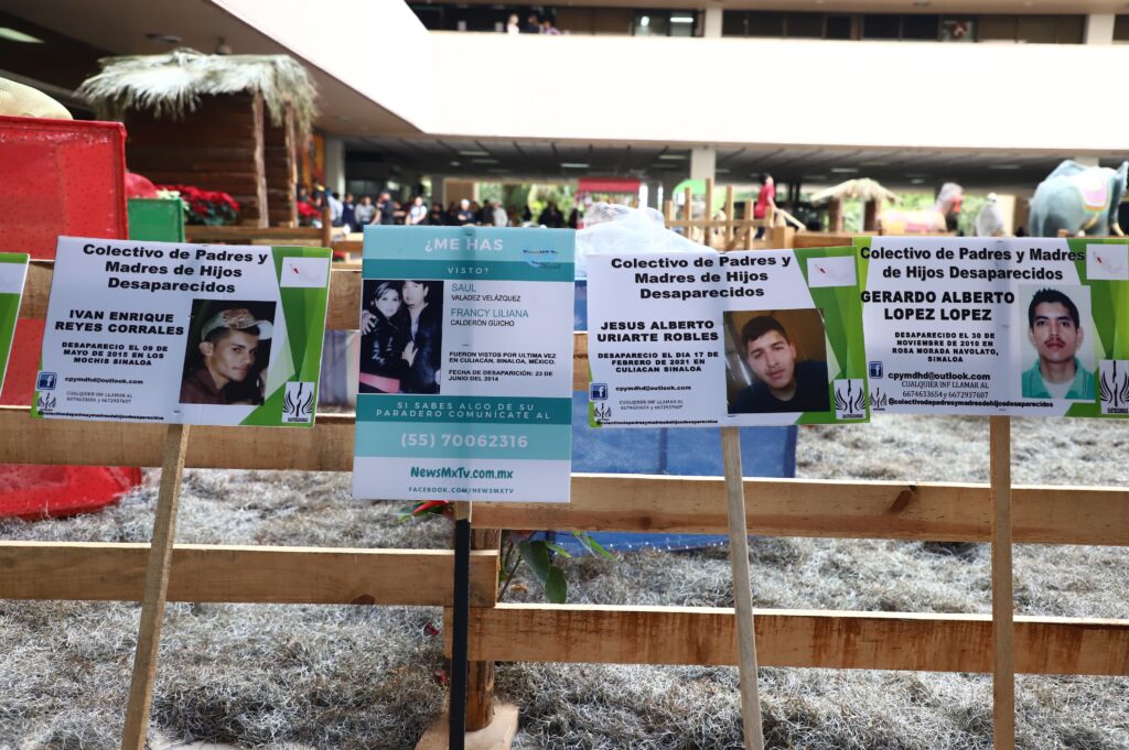 Manifestación de colectivos de desaparecidos en el Palacio de Gobierno
