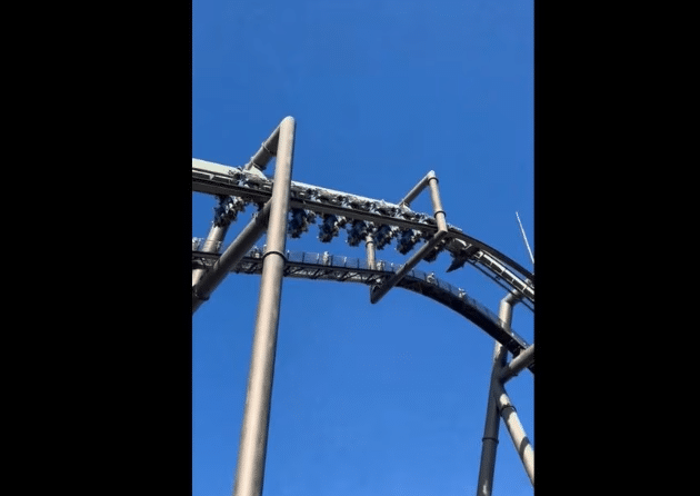 Montaña rusa en Japón deja de cabeza a 32 pasajeros