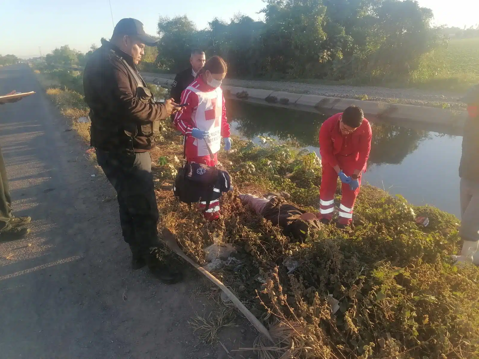 Motociclista lesionado siendo atendido por paramédicos de Cruz Roja Mexicana.