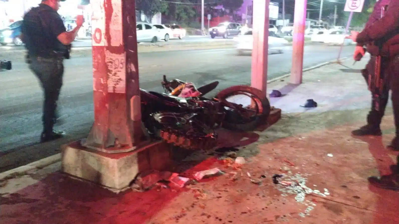 Los presuntos ladrones dejaron abandonada la motocicleta tras el choque.