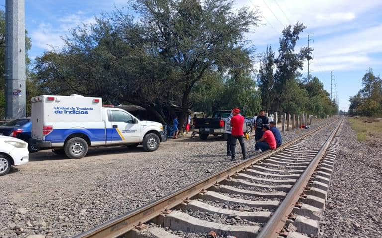 Muere repartidor al ser arrollado por el tren; no lo escuchó por traer audífonos