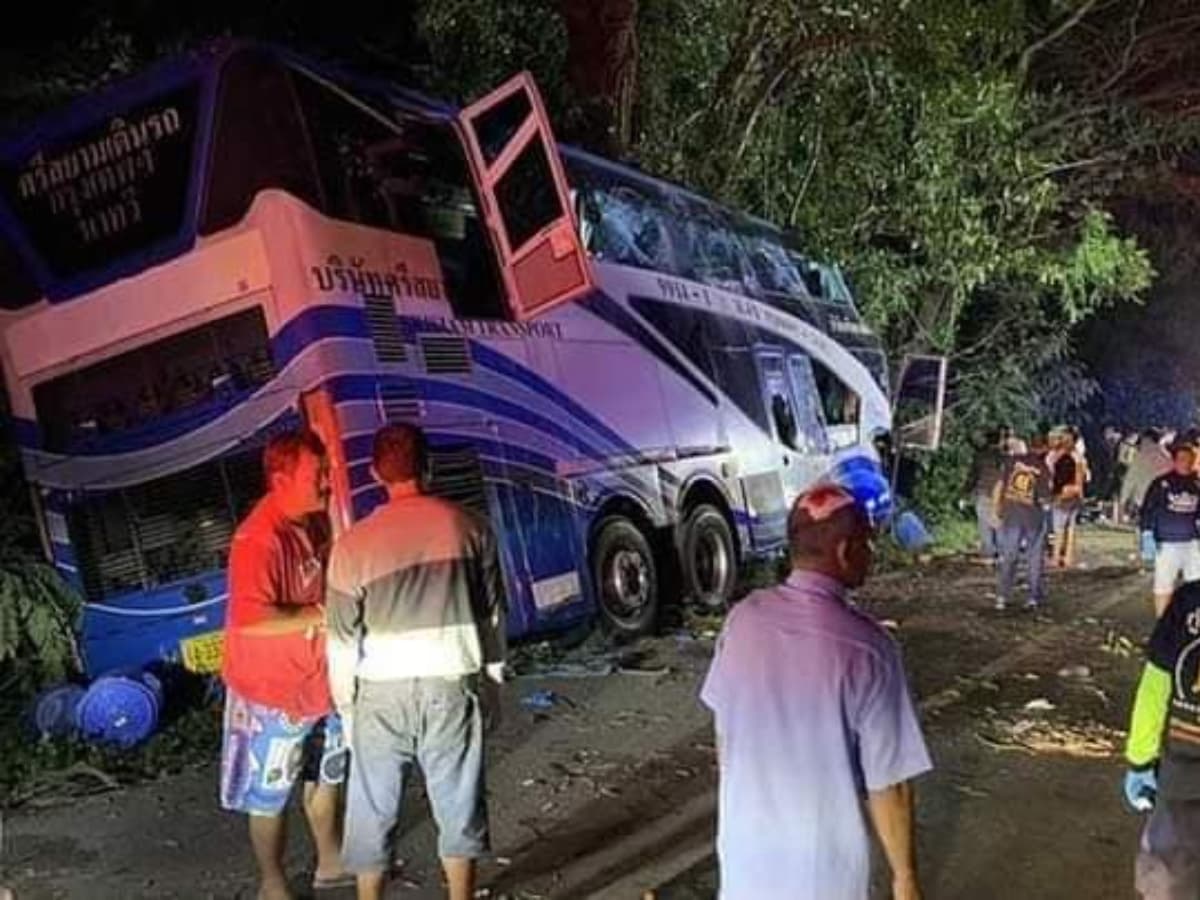 Mueren al menos 14 personas tras accidentarse autobús de dos pisos en Tailandia