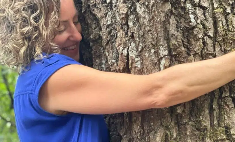 Mujer revela que tiene relación erótica con un árbol