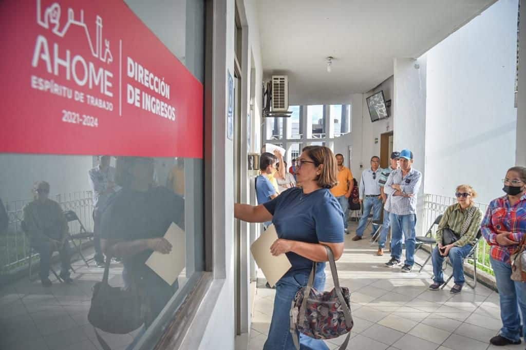 Mujer entra a pagar el predial en Ahome
