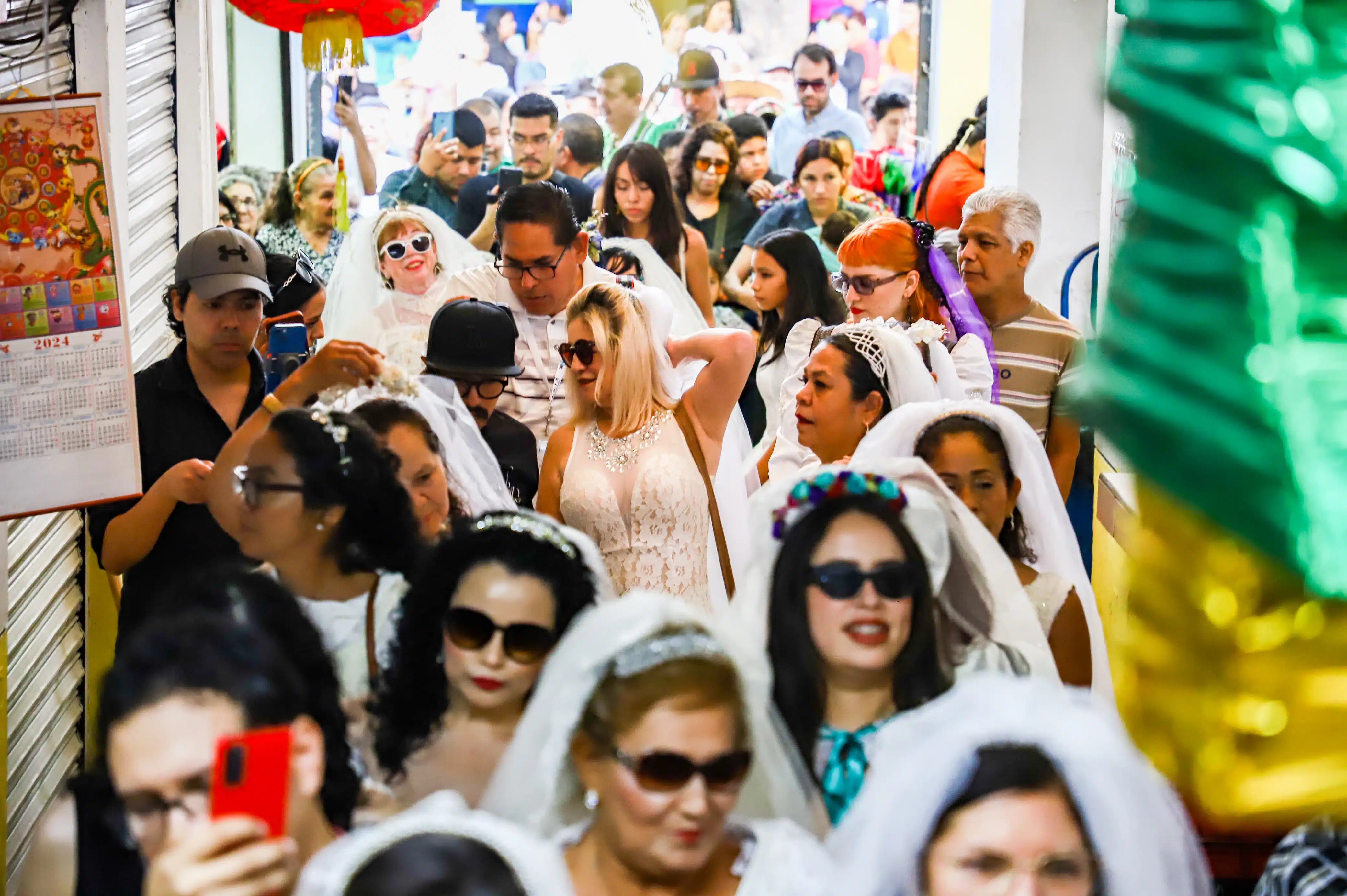 Mujeres vestidas de Lupita la novia de Culiacán
