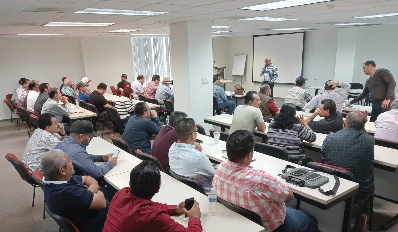 Reunión donde participaron los ejecutivos y técnicos de la empresa desarrolladora de plataformas NRTec, dirigentes del transporte local y permisionarios de diferentes rutas de la entidad.