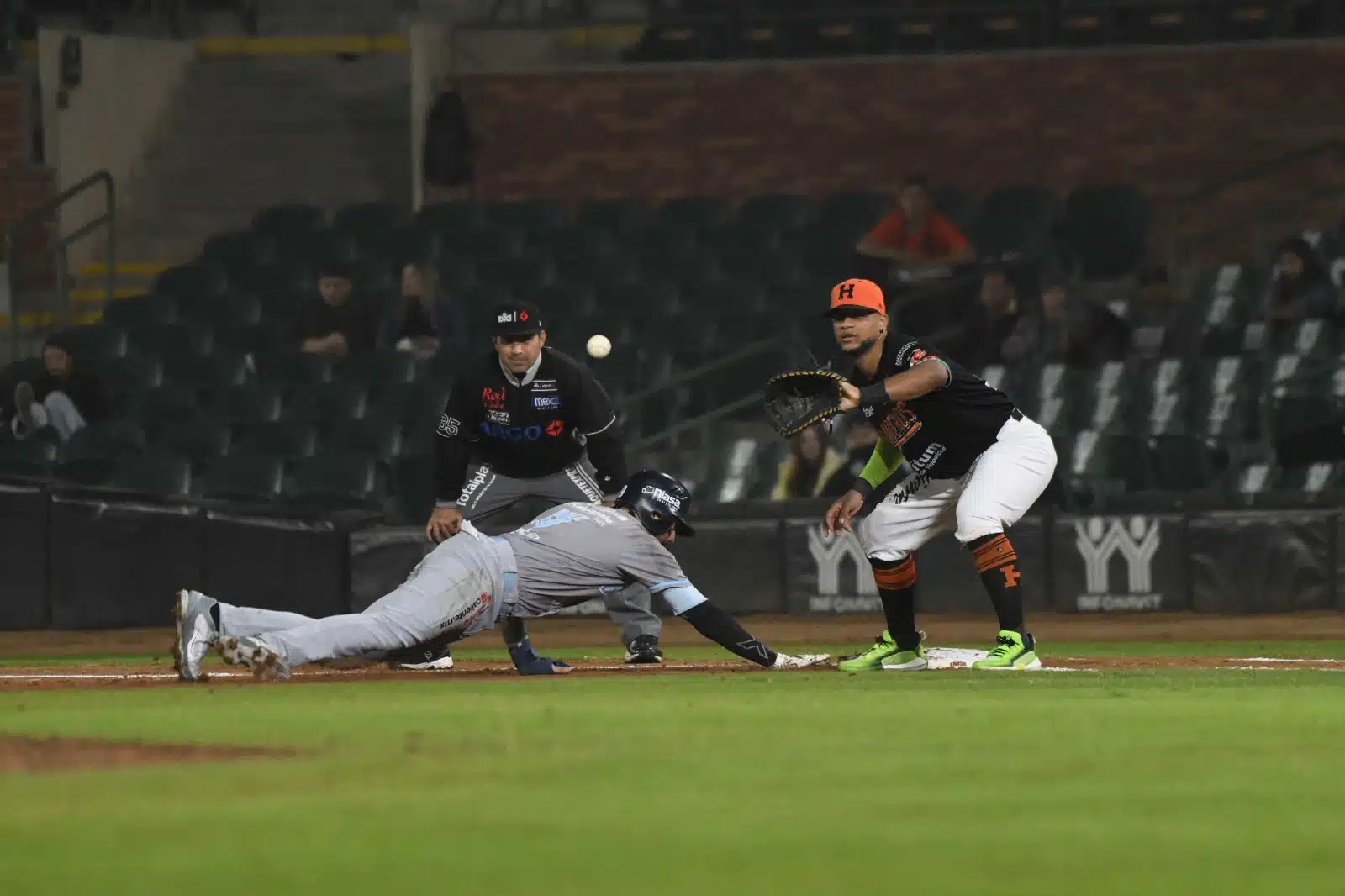 Naranjeros vence a Guasave 4-3 en el Estadio Fernando Valenzuela y se mantiene como líder de la LMP