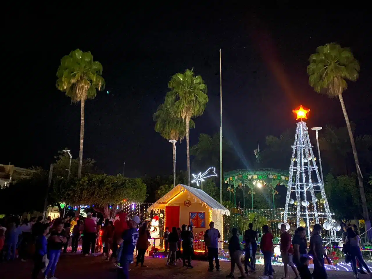 Ciudadanos se llenan de alegría con el encendido de la Villa Navideña