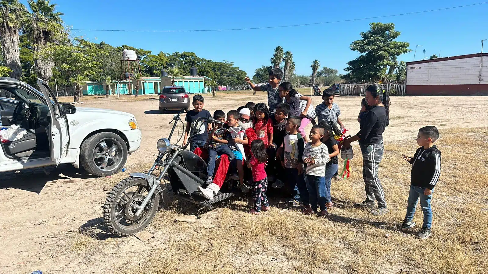 Niños con motociclista en el Motoclos 2023