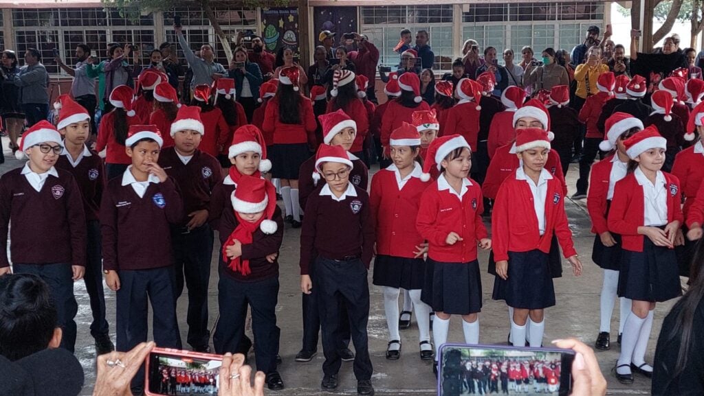 Niños en festival navideño