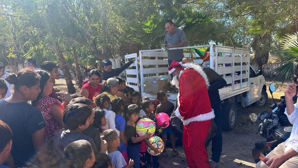 Niños reciben regalos en Motoclos 2023