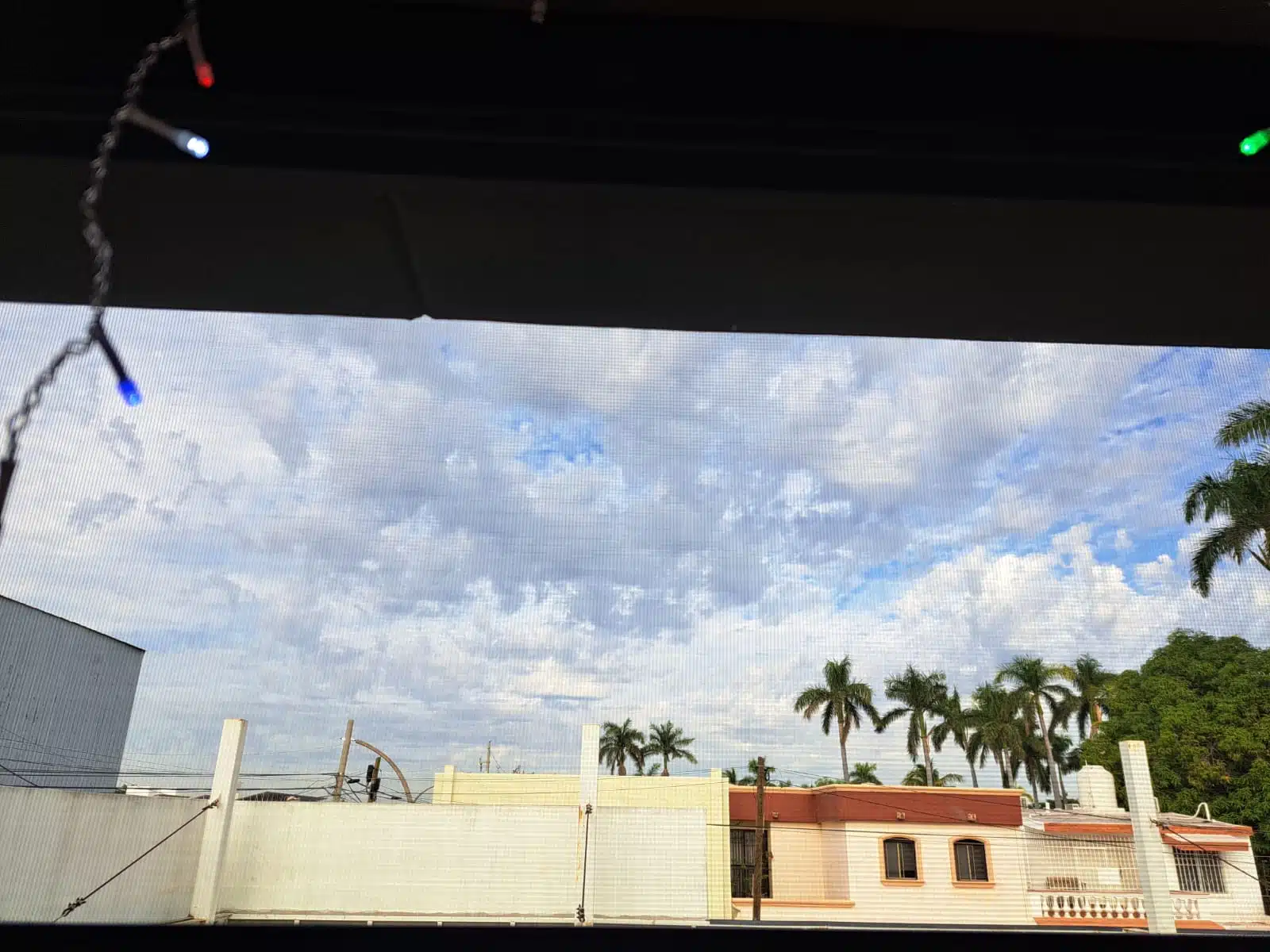 Nubes en el cielo visto desde una ventana