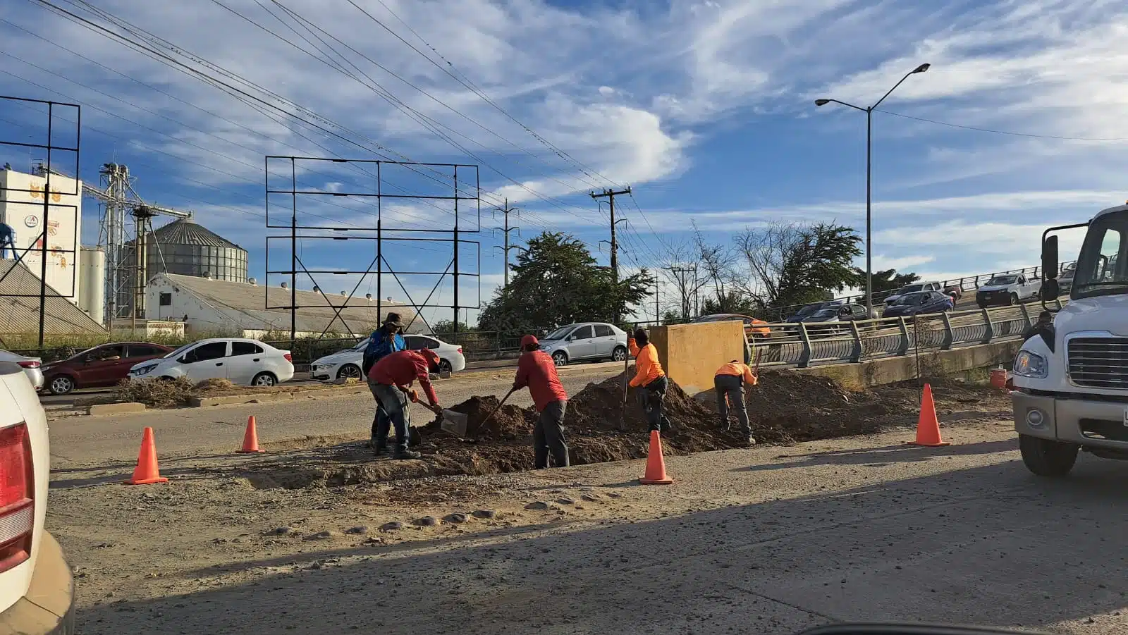 Trabajadores del ayuntamiento de Mazatlán atendiendo trabajo de Obras públicas.