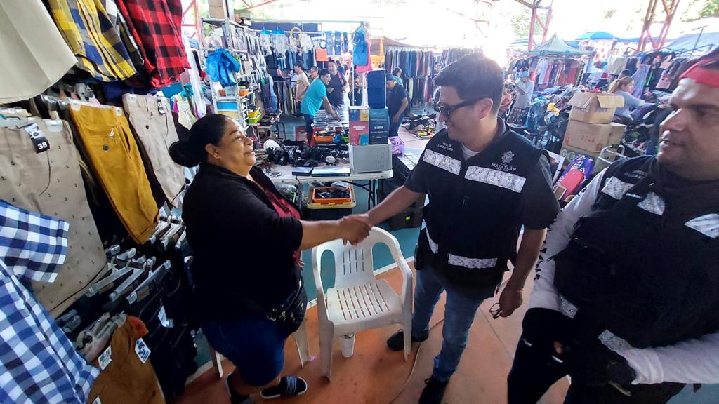 Personas en un tianguis de Mazatlán