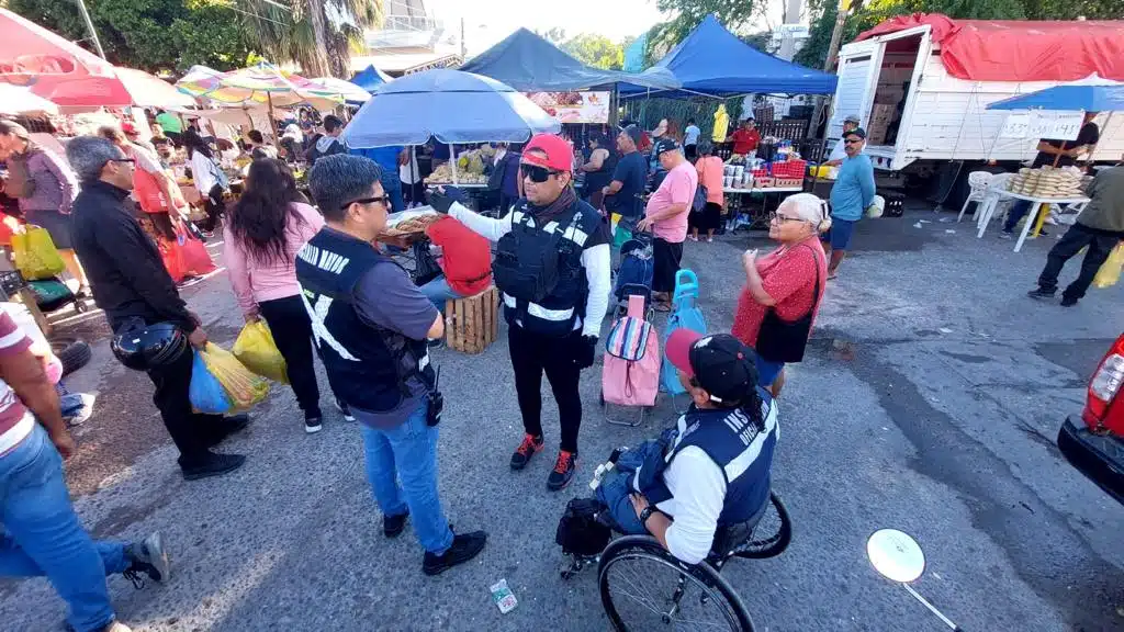 Personas en un tianguis de Mazatlán