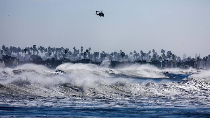 Ola gigante impacta una playa en California y deja al menos 8 heridos