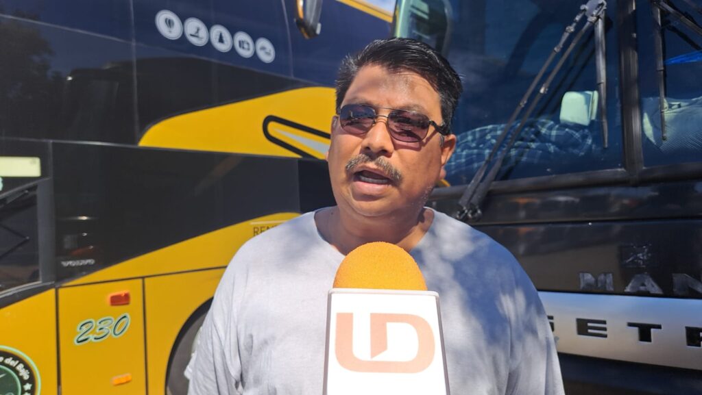 Operadores de autobuses turísticos durante entrevista con LD