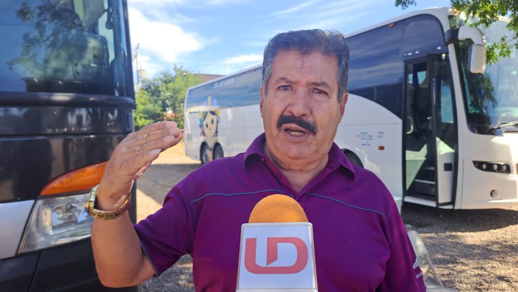 Operadores de autobuses turísticos durante entrevista con LD
