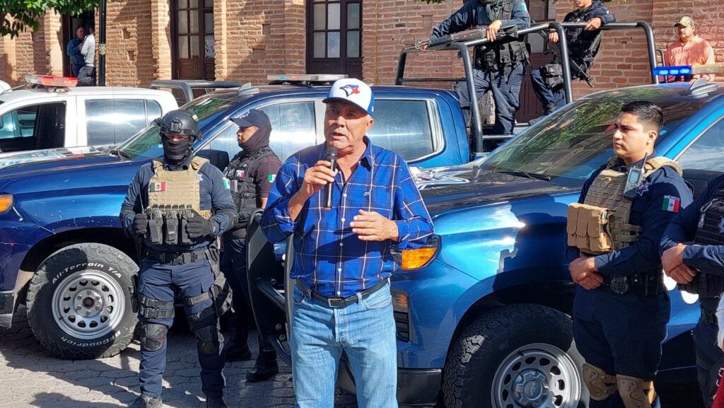 Alcalde Gildardo Leyva con un micrófono dando mensaje en el arranque del operativo Guadalupe-Reyes