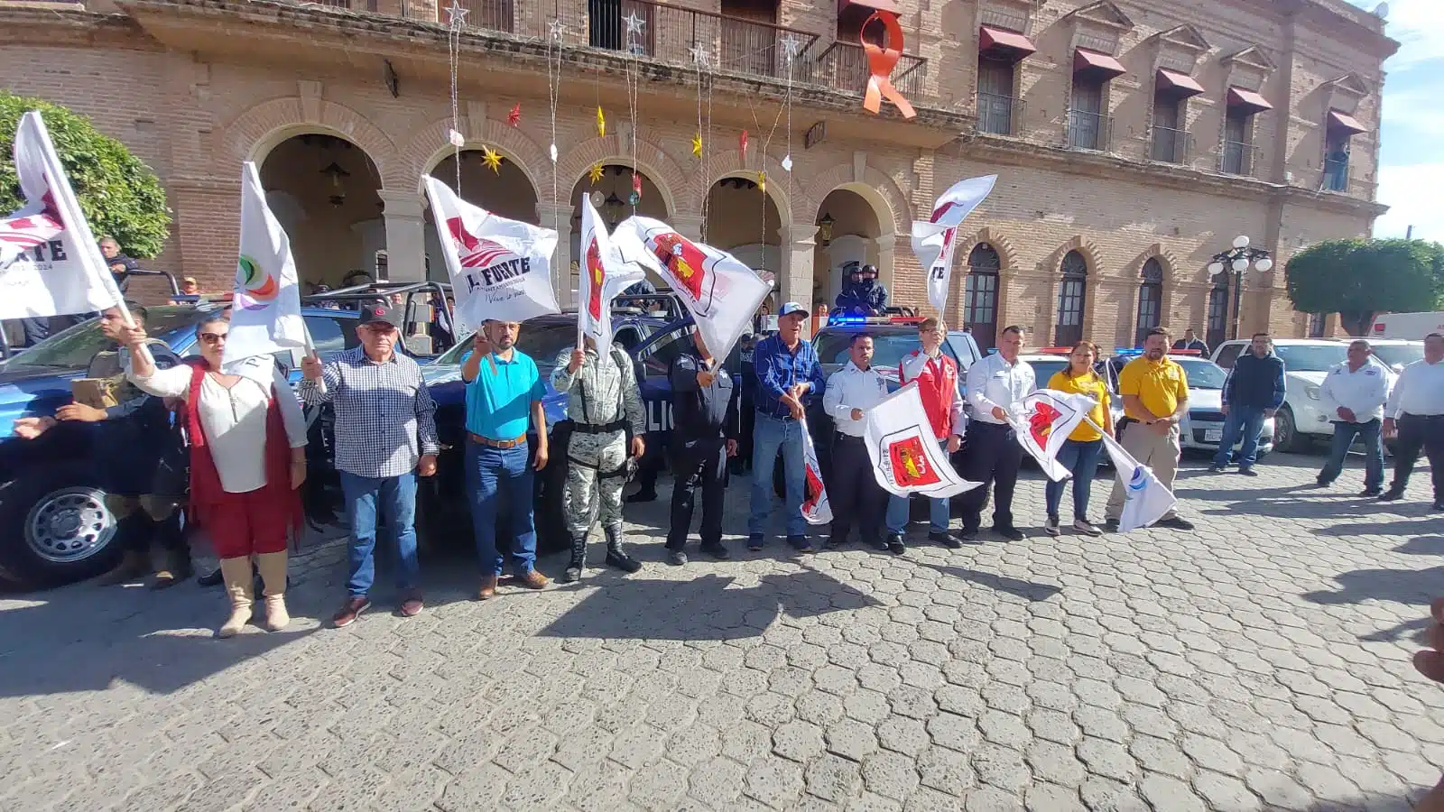 Funcionarios del Ayuntamiento de El Fuerte con banderas en la mano en arranque del operativo Guadalupe Reyes