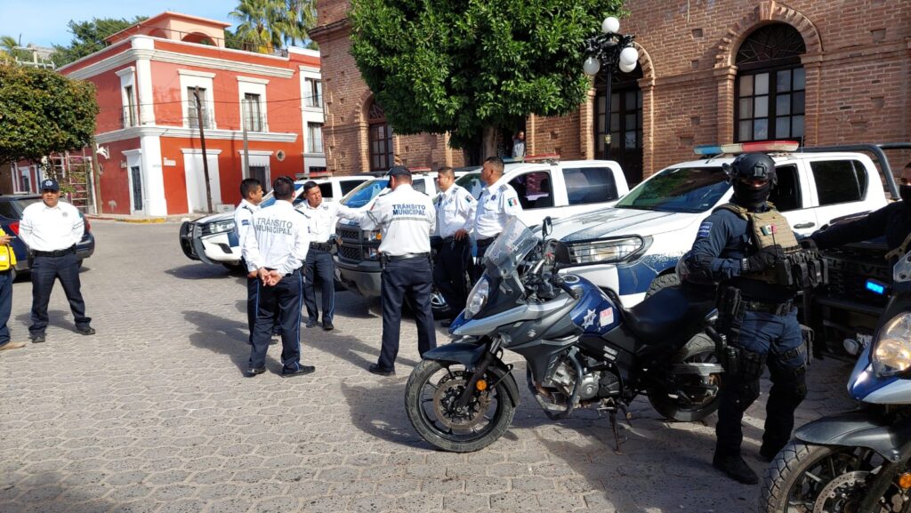 Policías municipales y patrullas en las inmediaciones del Palacio de El Fuerte