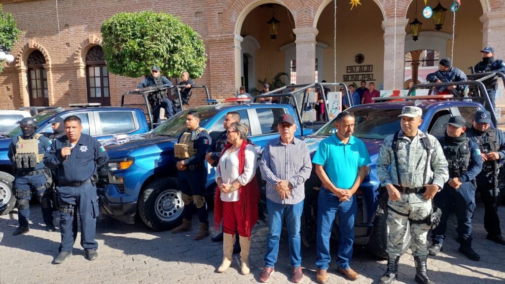 Funcionarios frente al Palacio Municipal de El Fuerte