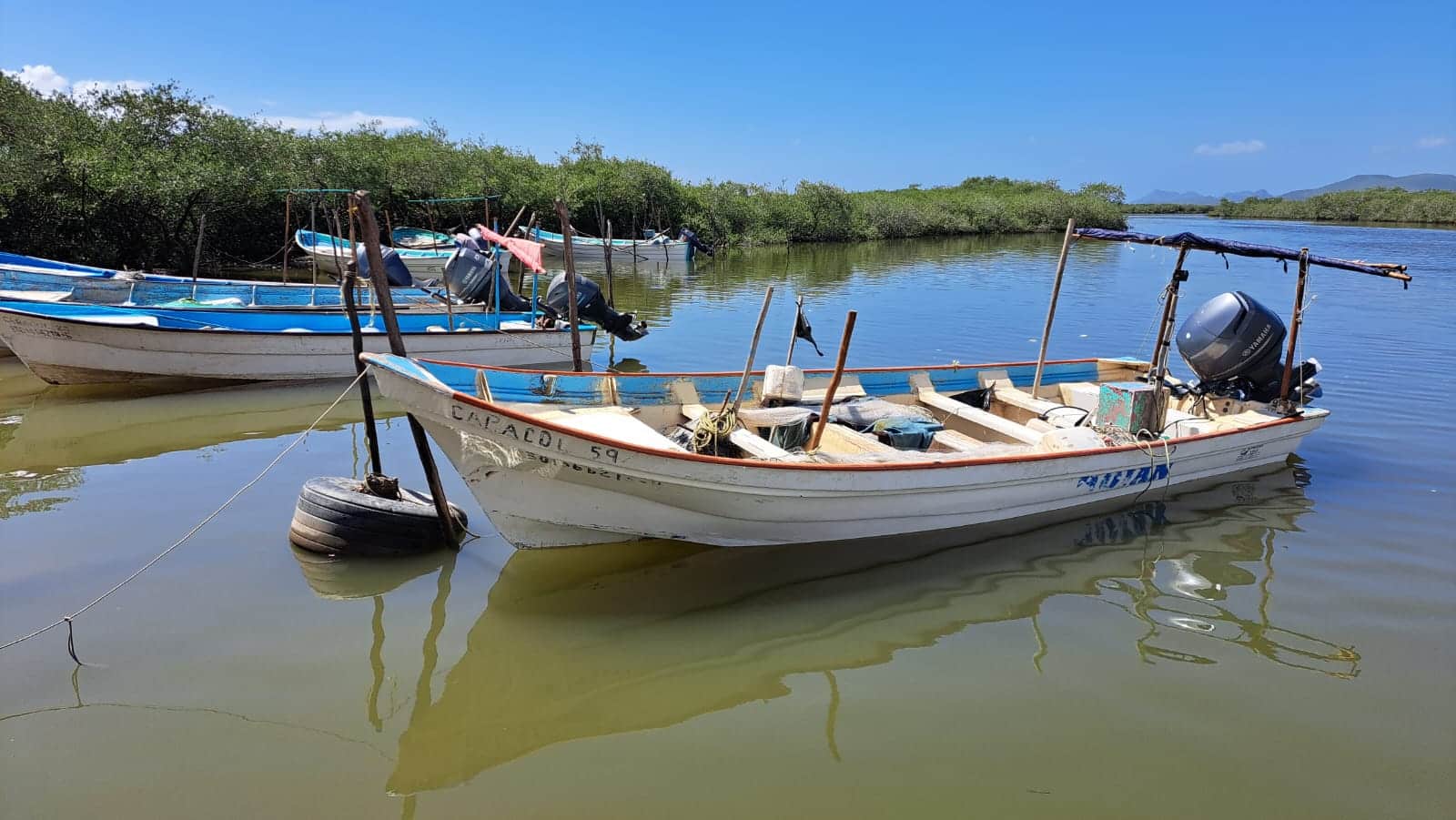 Lanchas estacionadas a la orilla del mar.