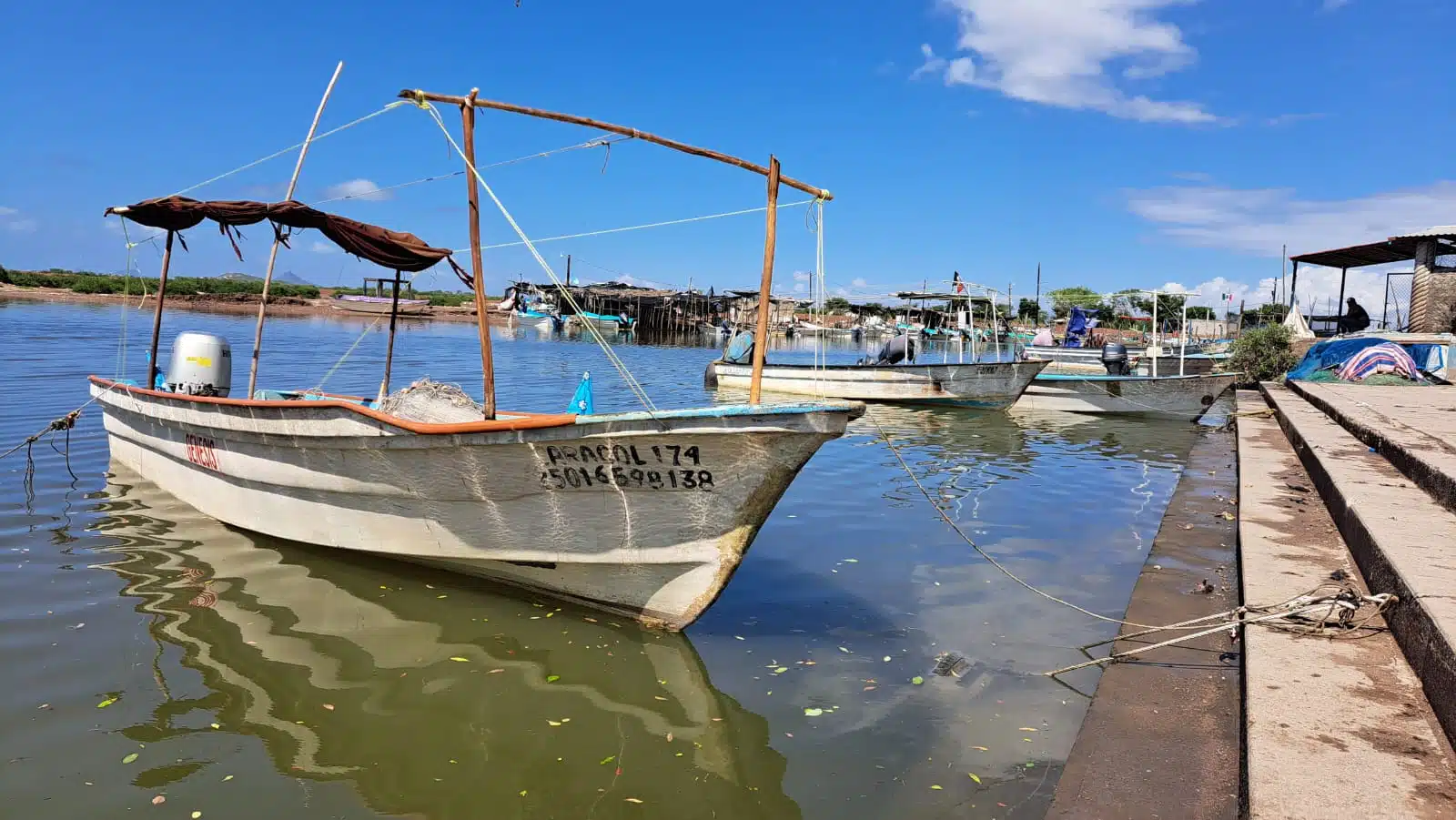 Lanchas estacionadas a la orilla del mar.