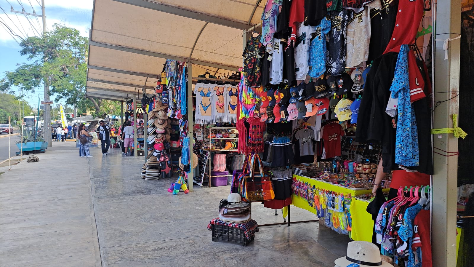 Puestos de comerciantes en mercado de artesanías ubicado frente al Gran Acuario Mazatlán Mar de Cortés