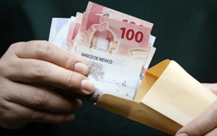 persona con billetes y sobre