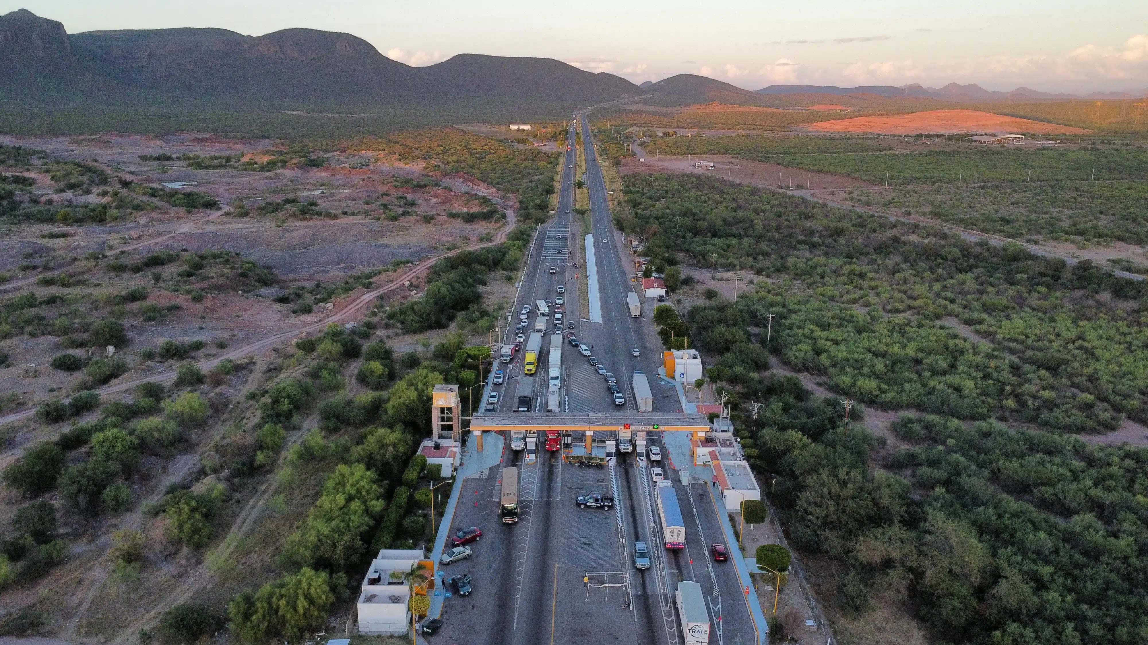 Cientos de paisanos pasan por la caseta de cobro de San Miguel por la carretera Internacional México 15.