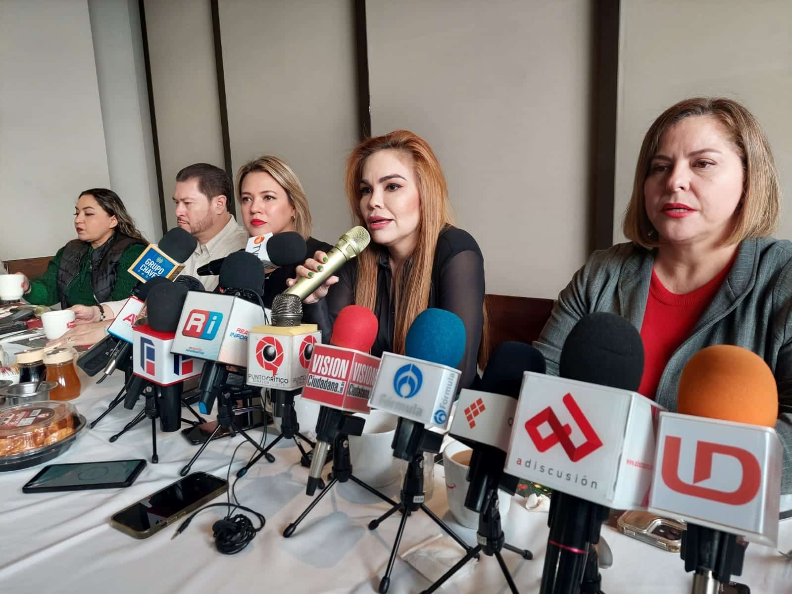 Paola Gárate Valenzuela en conferencia de prensa