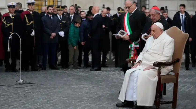 Papa Francisco reaparece tras sufrir bronquitis