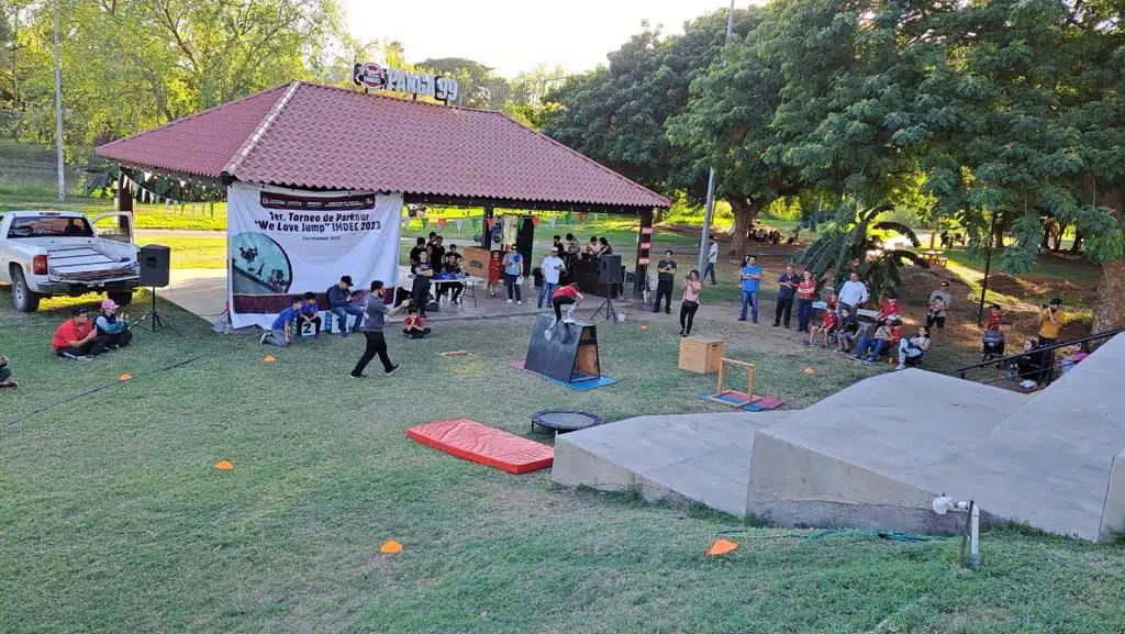 Celebran primer torneo de parkour en Las Riberas, en Culiacán.