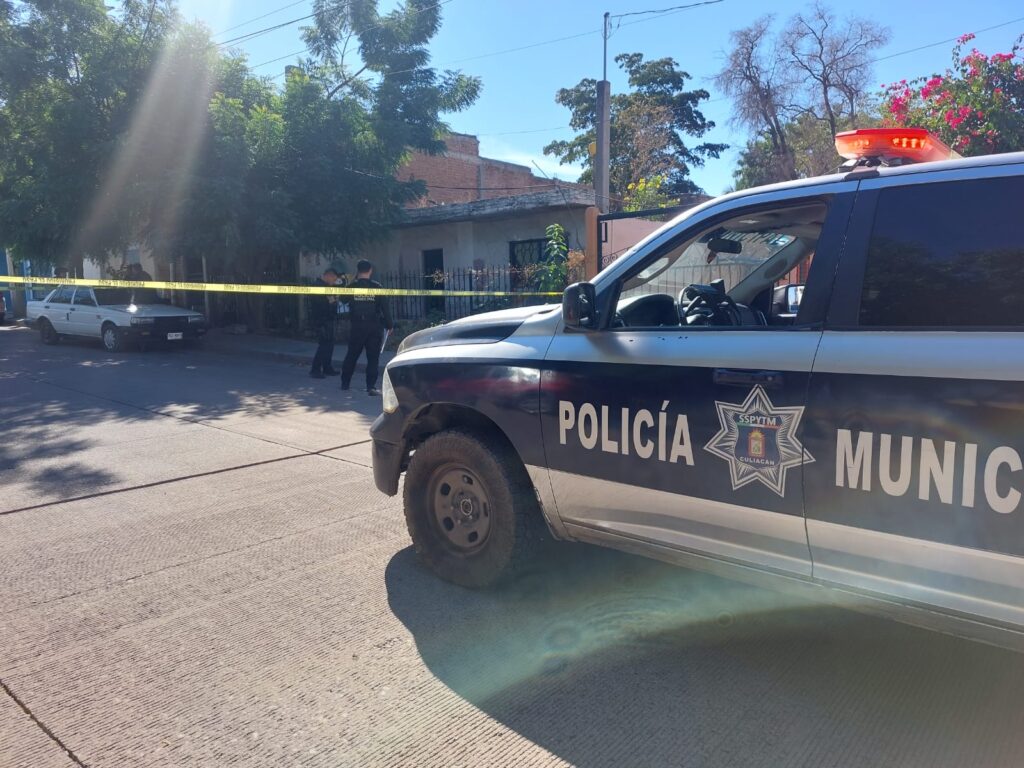 Patrulla de la Policía Municipal en la colonia Díaz Ordaz en Culiacán