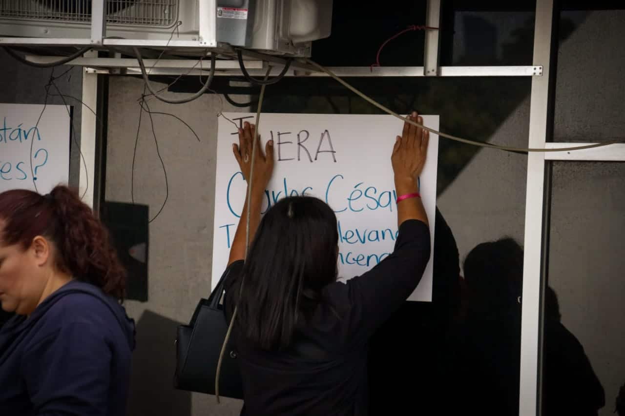 Trabajadores pegan pancartas en instalaciones de sepyc.