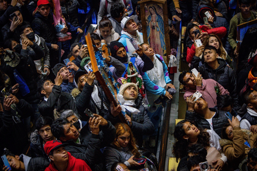 Personas en la basílica de guadalupe