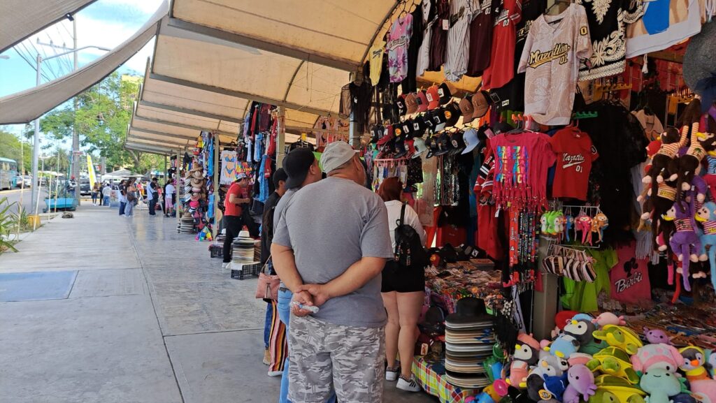 Puestos de comerciantes en mercado de artesanías ubicado frente al Gran Acuario Mazatlán Mar de Cortés