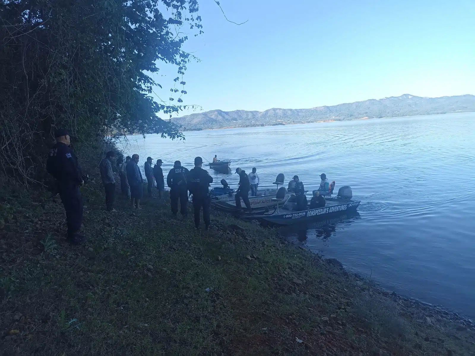 Pescadores a la orilla de la presa Pichos realizando búsqueda.